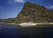 Der Loreleyfelsen bei St. Goarshausen ist die Hauptattraktion des Mittelrheintales
