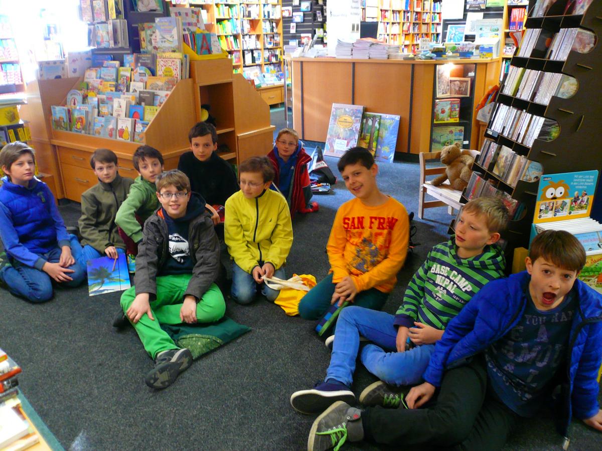5 b des Wirsberg Gymnasiums zu Besuch im Buchladen Neuer Weg am Welttag des Buches 14.04.2015