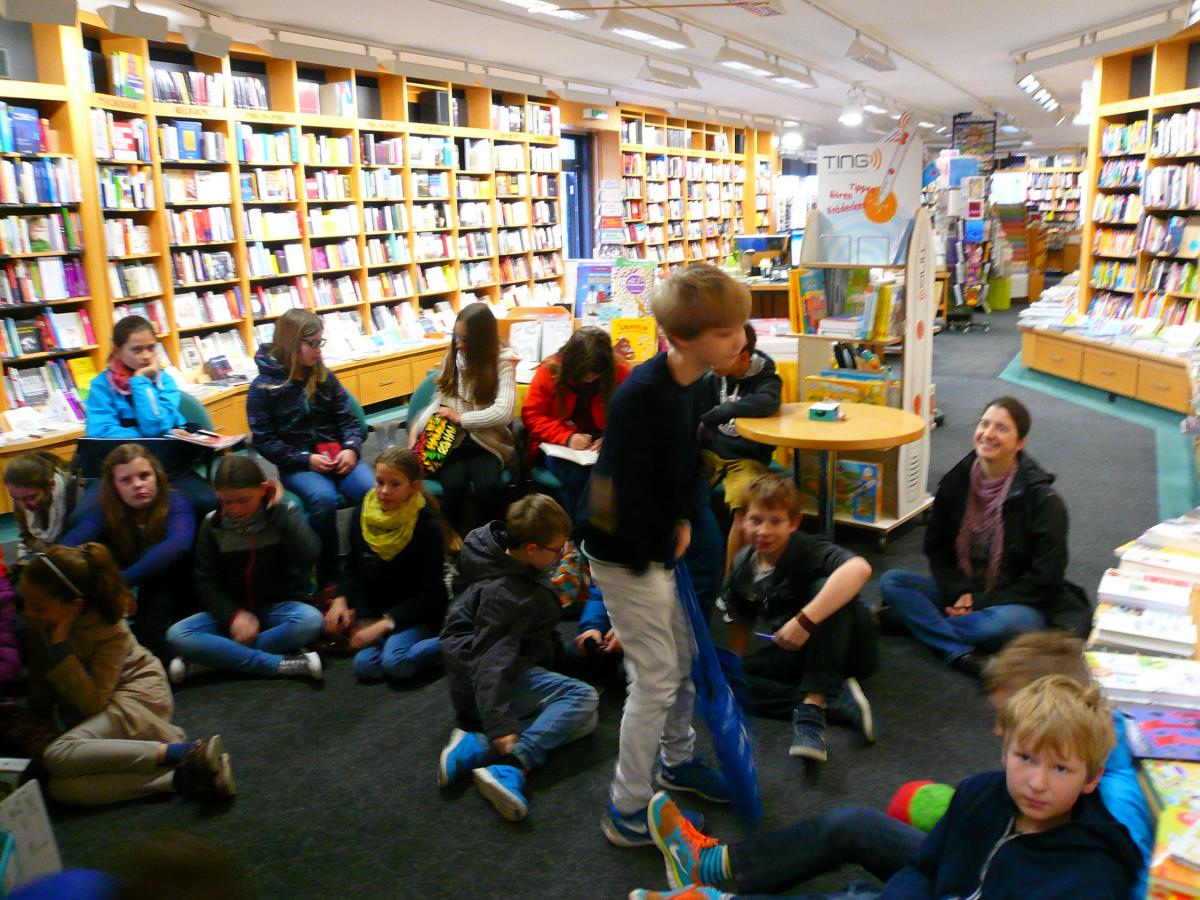 5 b des Wirsberg Gymnasiums zu Besuch im Buchladen Neuer Weg am Welttag des Buches 14.04.2015