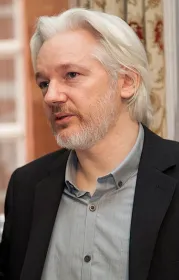  RUEDA_DE_PRENSA_CONJUNTA_ENTRE_CANCILLER_RICARDO_PATIÑO_Y_JULIAN_ASSANGE_(cropped).jpg - Bild