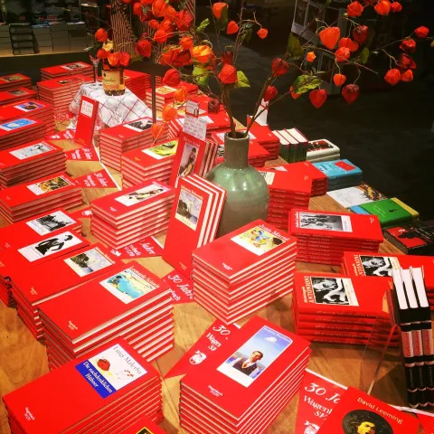  salto-buechertisch.jpg - Bild